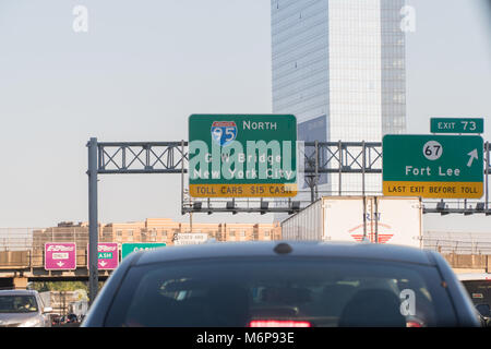 New York City, vers 2017 : passage des panneaux routiers route direction à Manhattan sur George Washington Bridge Plaza sans frais par le biais de frais de recouvrement Banque D'Images