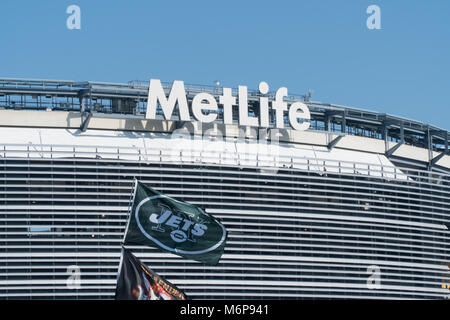 East Rutherford, New Jersey - Circa 2017 : New York Jets football drapeau de l'équipe des vagues dans le vent au cours de stationnement extérieur hayon Stade Metlife avant de se Banque D'Images