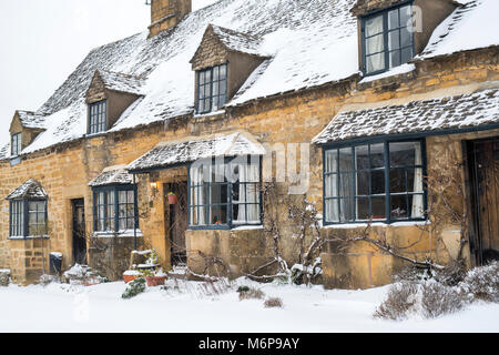 Maisons en pierre de Broadway dans la neige d'hiver. Broadway, Cotswolds, Worcestershire, Angleterre Banque D'Images
