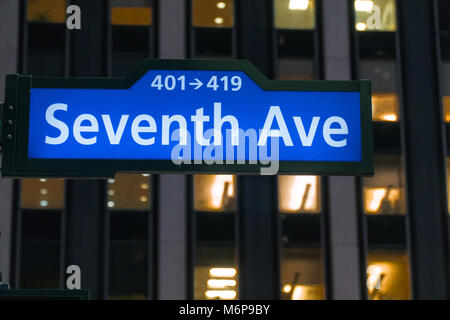 Septième Avenue allumé en signe de nuit dans Manhattan New York. Plaque de rue directionnel pour les conducteurs à naviguer dans les routes dans midtown Banque D'Images