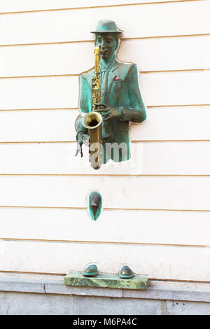 Tbilissi, Géorgie - septembre 30,2010 : statue en bronze du saxophoniste venant par le mur sur la rue Rustaveli dans le Vieux Tbilissi, Géorgie Banque D'Images