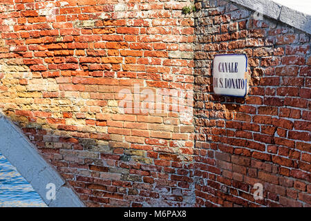 Canale di San Donato le nom de la route signe sur mur de brique rouge, l'île de Murano, Venise, Italie Banque D'Images