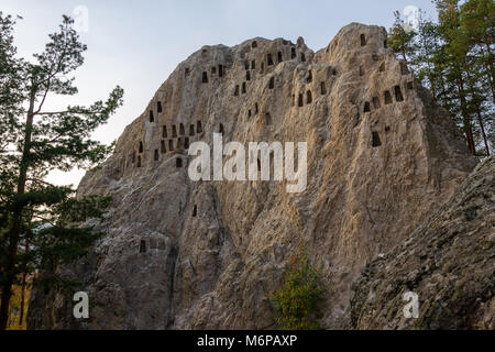 Culte thrace sanctuaire/complexe "Orlovi skali" ou Eagle des rochers près de ville d'Ardino dans les Rhodopes, montagne, Bulgarie Région Kardzhali Banque D'Images