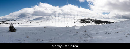 Vue panoramique de la piste touristique en passant par les highlands et des pics de montagne au parc national Vitosha dans l'hiver, la Bulgarie Banque D'Images
