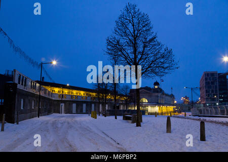 La gare centrale de Cardiff dans la nuit Banque D'Images