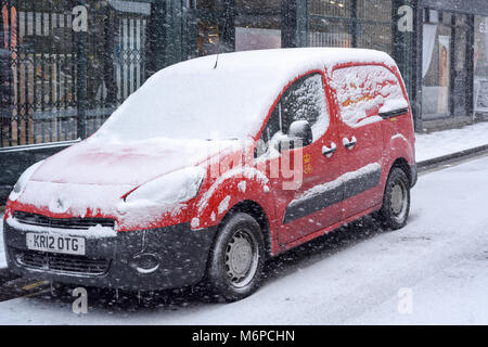 Royal Mail delivery van couvertes de neige. Banque D'Images