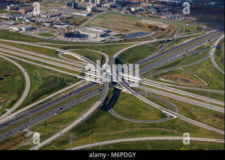 Une vue aérienne d'un échangeur en trèfle à l'autoroute 404 et 407 Banque D'Images