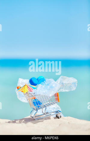 Panier miniature avec des bouteilles en plastique vides laissés par touriste sur une plage tropicale, la pollution de l'environnement concept photo, selective focus. Banque D'Images
