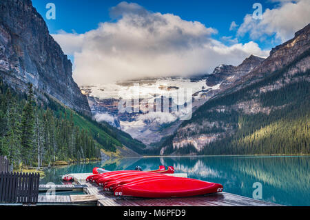 Le mont Victoria dans les nuages sur le lac Louise, rouge sur le pont des canots, Rocheuses, Banff National Park, Alberta, Canada Banque D'Images