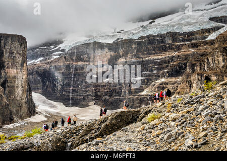 Randonneurs sur la plaine des Six Glaciers le sentier, le mont Victoria massif, piège mortel sur la zone gauche, montagnes Rocheuses, Banff National Park, Alberta, Canada Banque D'Images