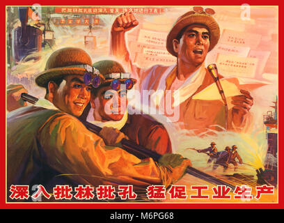 “ Vintage 1970’s Chinese Propaganda Poster Révolution culturelle sous le président Mao Zedong “critiquer minutieusement Lin, critiquer Confucius augmenter rapidement la productivité industrielle” approfondir la critique de Lin et Confucius, augmenter énergiquement la production industrielle Designer : Lüda Palais culturel, Zhou Jianzhi travail collectif 1975, critiquer minutieusement Lin, critiquer Confucius , augmenter rapidement Banque D'Images