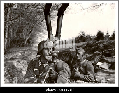 Image de la Seconde Guerre mondiale des années 1940 des soldats allemands de Wehrmacht avec periscope optique binoculaire en action à la frontière française allemande Banque D'Images