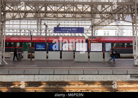 Salzbourg, Autriche - Mars 03, 2018 : la gare principale de Salzbourg signe sur la plate-forme avec des passagers et des panneaux d'information Banque D'Images