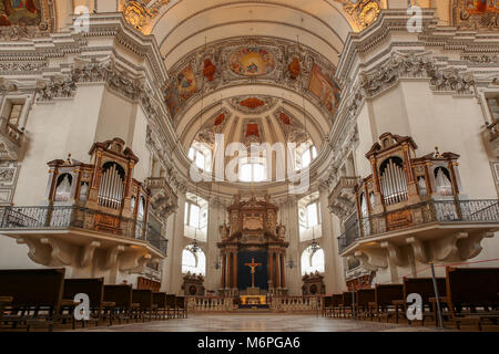 Salzbourg, Autriche - 23 Février 2018 : la cathédrale de Salzbourg (Salzburger Dom) est une cathédrale du 17ème siècle dédiée à Saint Rupert avec colorfill pa Banque D'Images