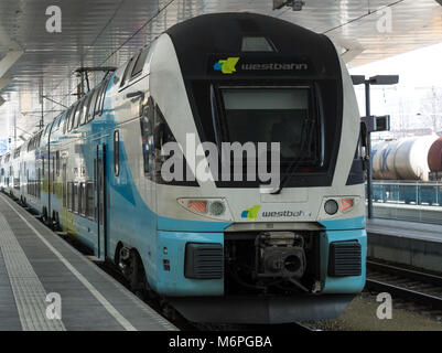 Salzbourg, Autriche - Mars 03, 2018 : Electric westbahn double decker train à la gare centrale (Hauptbahnhof). Banque D'Images