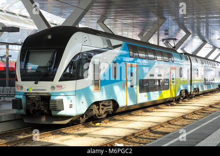 Salzbourg, Autriche - Mars 03, 2018 : Electric westbahn double decker train à la gare centrale (Hauptbahnhof). Banque D'Images