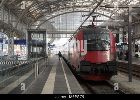 Salzbourg, Autriche - Mars 03, 2018 : High speed train railjet OBB au la gare principale (Hauptbahnhof) et d'attente des passagers. Banque D'Images