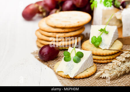 Les craquelins et du coin de bleu le camembert d'un sac, serviette Banque D'Images