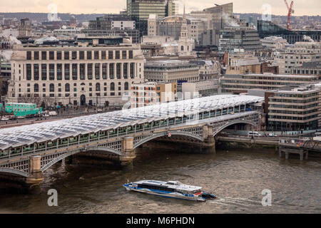 Blackfriars Bridge à Londres recouvert de neige Banque D'Images