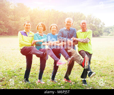 Groupe principal exercice d'amis et de danse dans le parc Banque D'Images