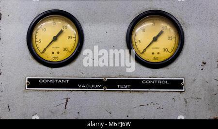 Vintage automobile antique machine shop vacuomètres sur une plaque en métal argenté avec inscription Banque D'Images