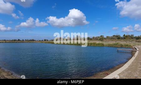 Un lac artificiel pour la pêche. Un pont pour les pêcheurs sur le lac. La pêche en lac Banque D'Images
