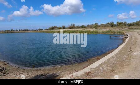 Un lac artificiel pour la pêche. Un pont pour les pêcheurs sur le lac. La pêche en lac Banque D'Images