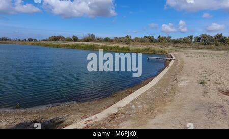 Un lac artificiel pour la pêche. Un pont pour les pêcheurs sur le lac. La pêche en lac Banque D'Images