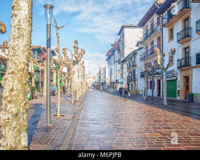 HONDARRIBIA, ESPAGNE-15 février 2018 : l'architecture moderne dans les rues de la ville Banque D'Images