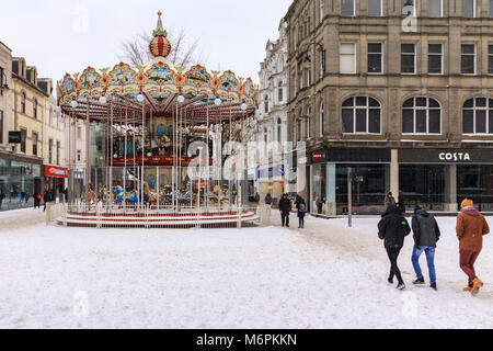 CARDIFF, Royaume-Uni. 02 mars 2018. La grande roue sur la rue Queen à Cardiff se détache sur le blanc de la neige. Banque D'Images