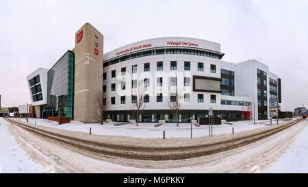 CARDIFF, ROYAUME-UNI. Neige à l'extérieur du campus de l'Atrium de l'Université du sud du Pays de Galles suite à la tempête Emma. 02/03/2018. Banque D'Images