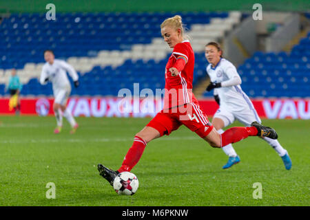 CARDIFF, Royaume-Uni. 24 novembre 2017. Pays de Galles l'équipe nationale de football de la femme capitaine Sophie Ingle coups la balle dans un match contre le Kazakhstan. Banque D'Images