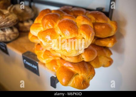 La fraîcheur du pain challah organique cuire sur la tablette close up Banque D'Images