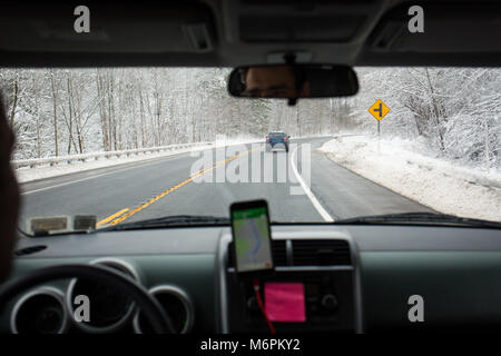 Les conducteurs de voitures d'hiver route enneigée navigation difficile Banque D'Images