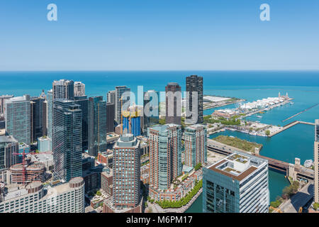 Le lac Michigan, Chicago River, et les tours d'immeubles d'habitation dans le quartier de Streeterville Banque D'Images