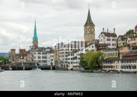 Eglise Saint Pierre (Kirche) et Notre Dame (Église Fraumunster) le long de la rivière Limmat - Zurich, Suisse Banque D'Images