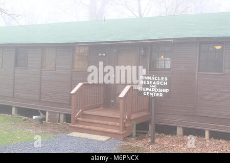 Centre de Pinnacles Reconsécration. 30 avril, 2016 | Inauguration du Centre de recherche et d'intendance des Pinnacles après avoir été rénové. Ce projet a été financé par un don généreux de notre partenaire, le Shenandoah National Park Trust. Banque D'Images