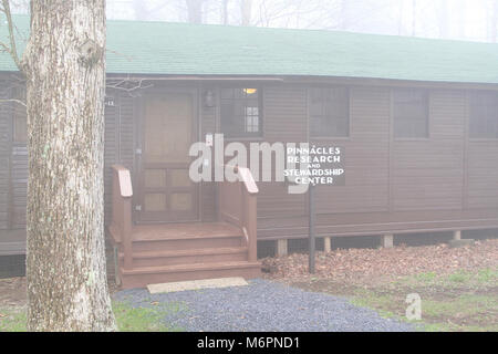 Centre de Pinnacles Reconsécration. 30 avril, 2016 | Inauguration du Centre de recherche et d'intendance des Pinnacles après avoir été rénové. Ce projet a été financé par un don généreux de notre partenaire, le Shenandoah National Park Trust. Banque D'Images