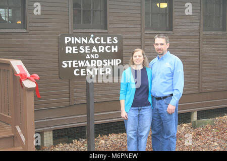 Centre de Pinnacles Reconsécration. 30 avril, 2016 | Inauguration du Centre de recherche et d'intendance des Pinnacles après avoir été rénové. Ce projet a été financé par un don généreux de notre partenaire, le Shenandoah National Park Trust. Banque D'Images