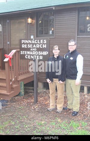 Centre de Pinnacles Reconsécration. 30 avril, 2016 | Inauguration du Centre de recherche et d'intendance des Pinnacles après avoir été rénové. Ce projet a été financé par un don généreux de notre partenaire, le Shenandoah National Park Trust. Banque D'Images