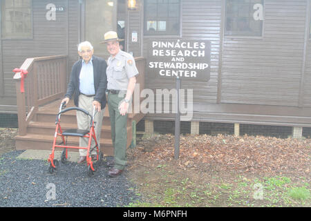 Centre de Pinnacles Reconsécration. 30 avril, 2016 | Inauguration du Centre de recherche et d'intendance des Pinnacles après avoir été rénové. Ce projet a été financé par un don généreux de notre partenaire, le Shenandoah National Park Trust. Banque D'Images