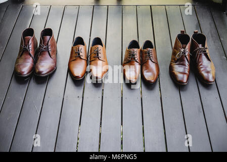 Les 4 paires de chaussures pour homme, en cuir, chaussures brunes sur le plancher en bois Banque D'Images