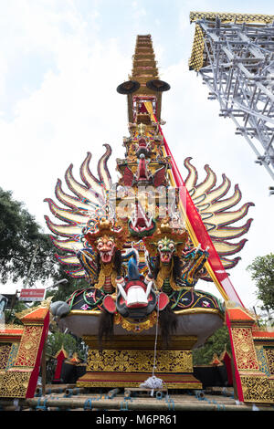 La grande tour de crémation dit prêt pour la cérémonie d'Anak Agung Pelebon Niang Agung de Puri Agung Ubud. Banque D'Images