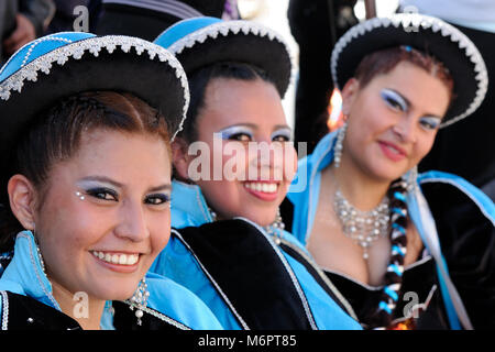 SUCRE, BOLIVIE - 10 septembre 2011 : Fête de la Vierge de la Guadalupe dans Sucre. Les jeunes participants à la parade de danse à Rennes Banque D'Images