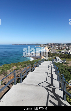 L'ANZAC promenade côtière a récemment été achevé et fournit l'accès le long de la falaise, près de Plage de Bar - Newcastle. Il s'agit maintenant d'une marche populaire où p Banque D'Images