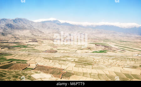 Photo aérienne prise entre Kaboul et Ghazni en Afghanistan avec les champs agricoles et les montagnes Banque D'Images