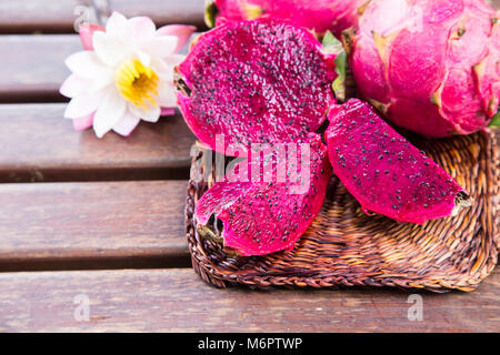 Juicy lumineux rouge tropical fruit du dragon. Fruit du dragon ou Pitaya est la plante dans la famille des Cactaceae ou Cactus Banque D'Images