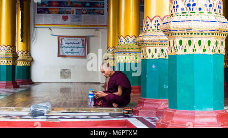 Yangon, Myanmar - Février, 15, 2018 : Les bouddhistes à Shwedagon Pagoda Banque D'Images