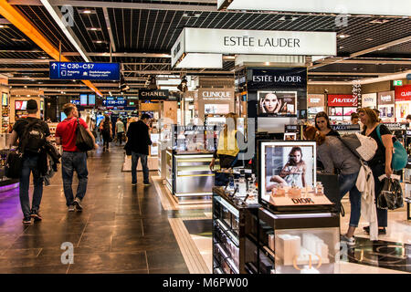 Francfort, Allemagne 29.09.2017 Les boutiques hors taxes à l'aéroport de Düsseldorf allemand avec beaucoup de différents produits de luxe Banque D'Images