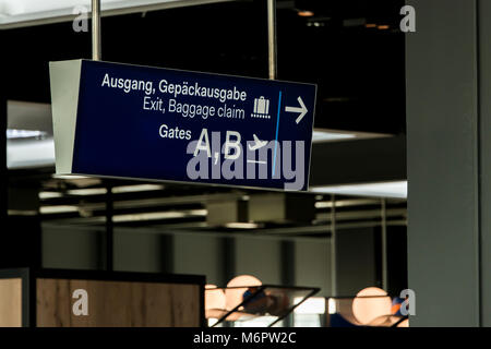 L'aéroport de Dusseldorf et allemand sortie des bagages panneau bleu aux portes A et B Banque D'Images